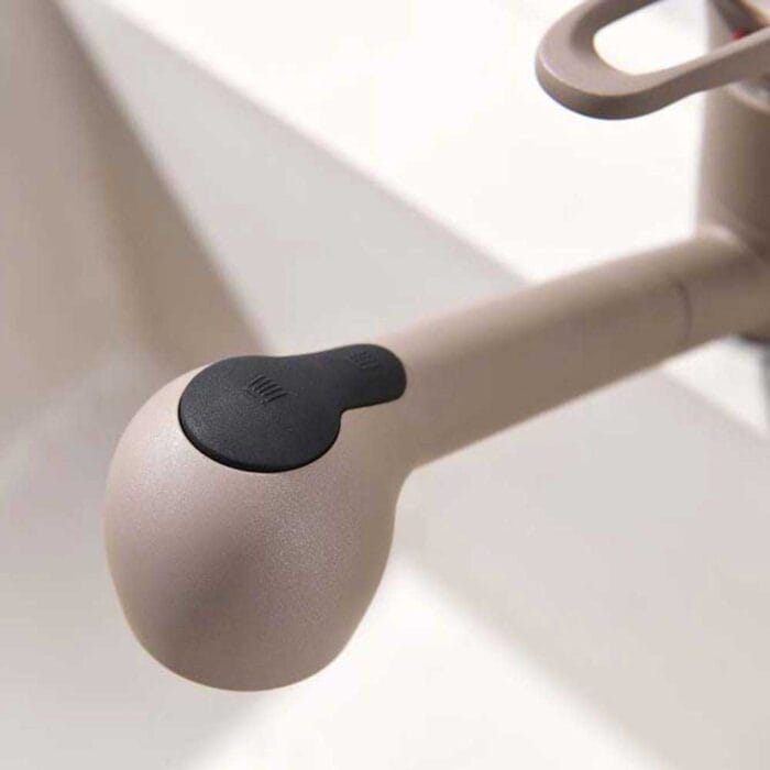 Black Single Handle Pull Out Kitchen Faucet - Image 3